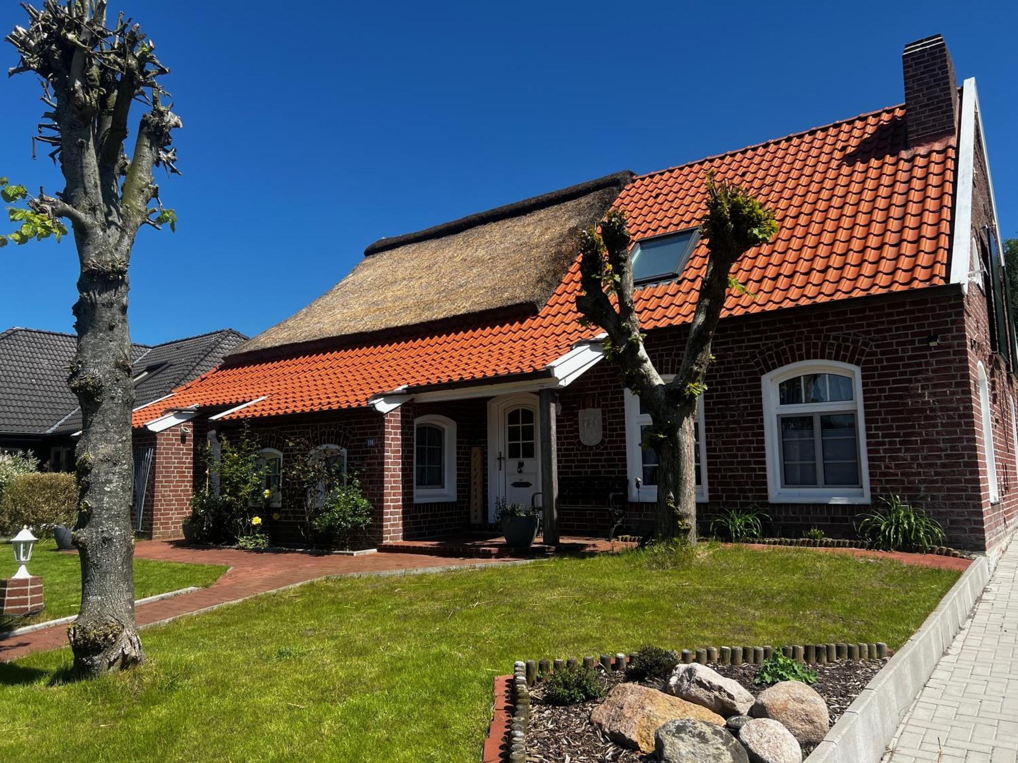 Holiday home Lindenhuus-urlaub Unter Einem Teilreetdach-terrasse - Nahe Norden-norddeich